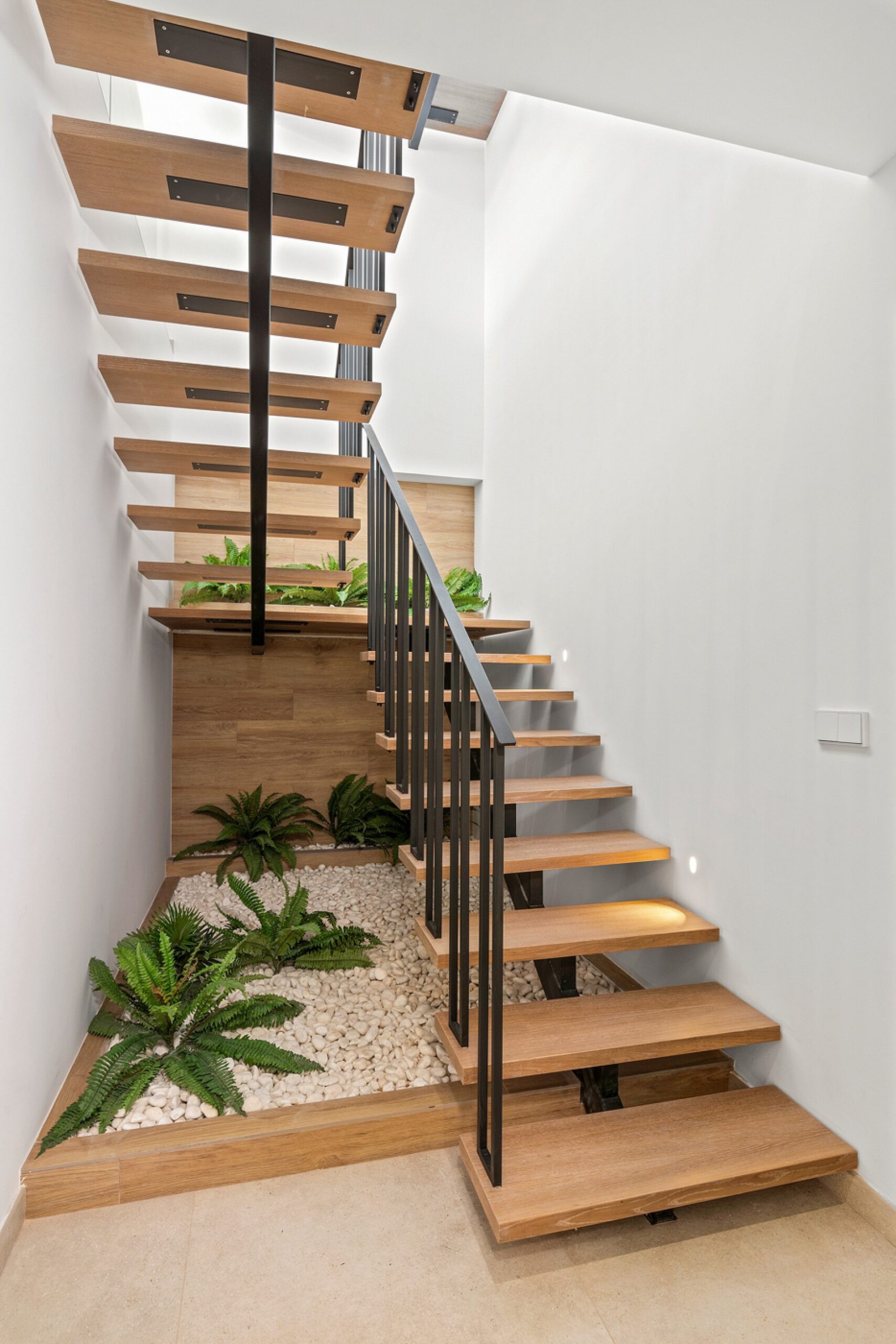 w 94a venecia v bc escalera sotano.jpg