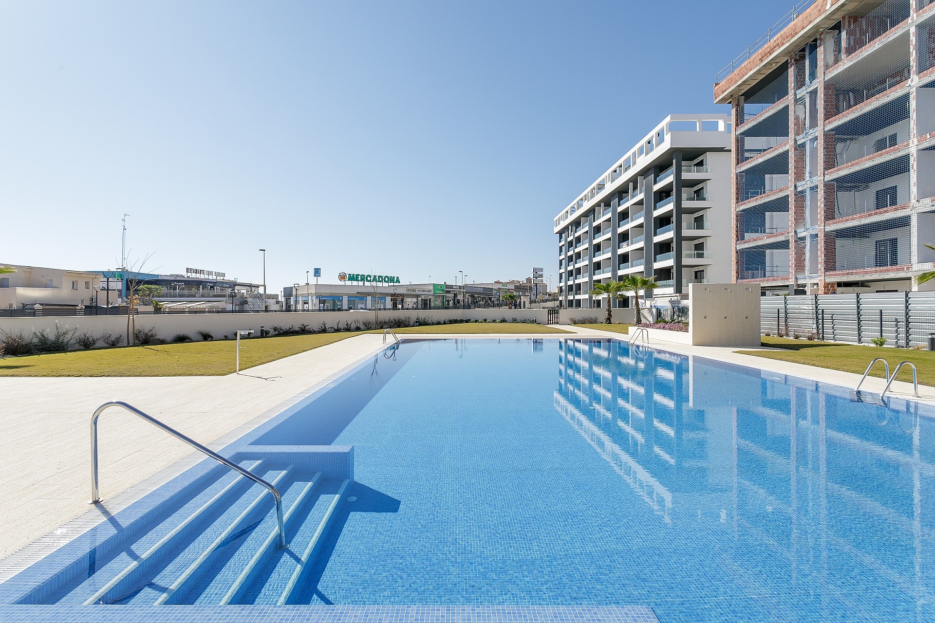 w a3.1 eden beach apartments torrevieja swimming pool marz 26.jpg
